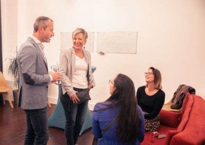 Groupe d'entrepreneurs qui échangent lors d'une soirée de réseautage conviviale