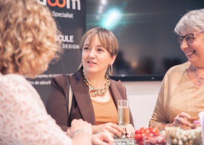 groupe d'entrepreneurs serein qui échangent lors d'un évènement de networking de la communauté Hop!